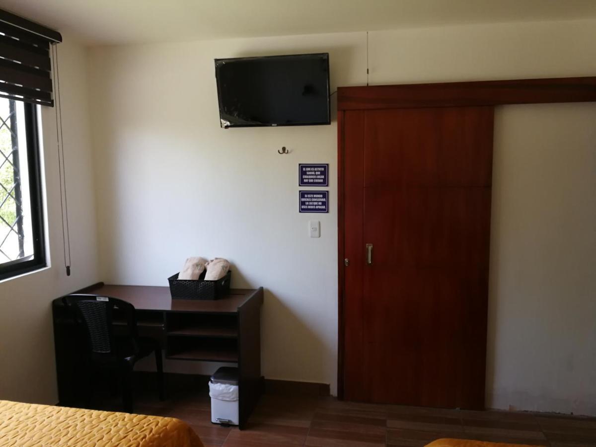 Chapelet Hostal Tababela Exterior foto