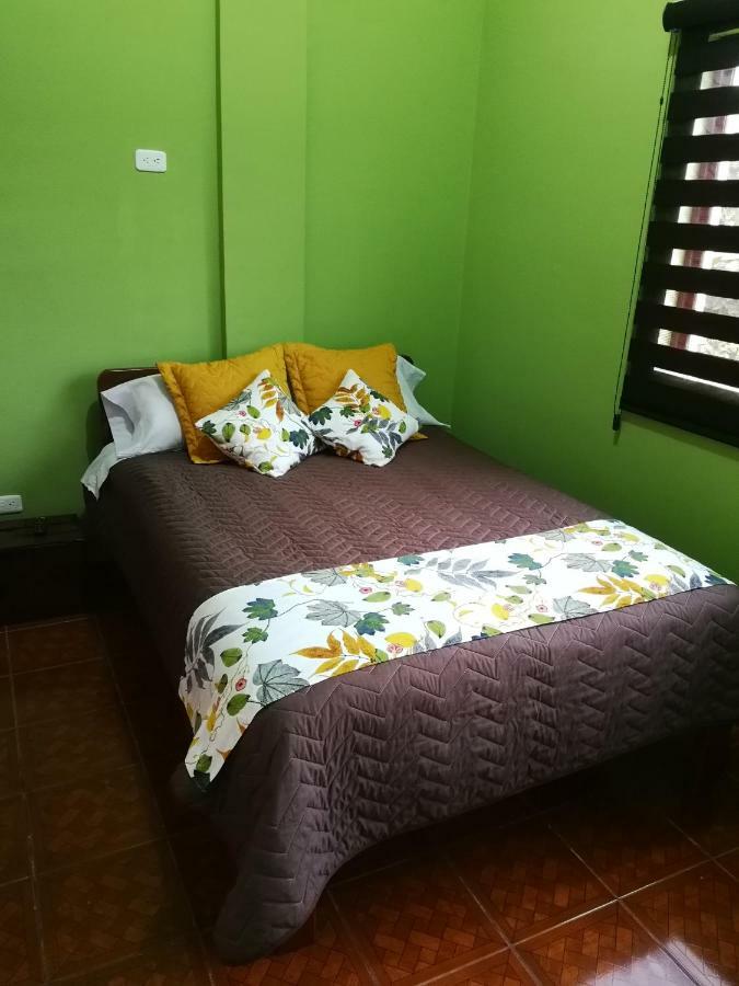 Chapelet Hostal Tababela Exterior foto
