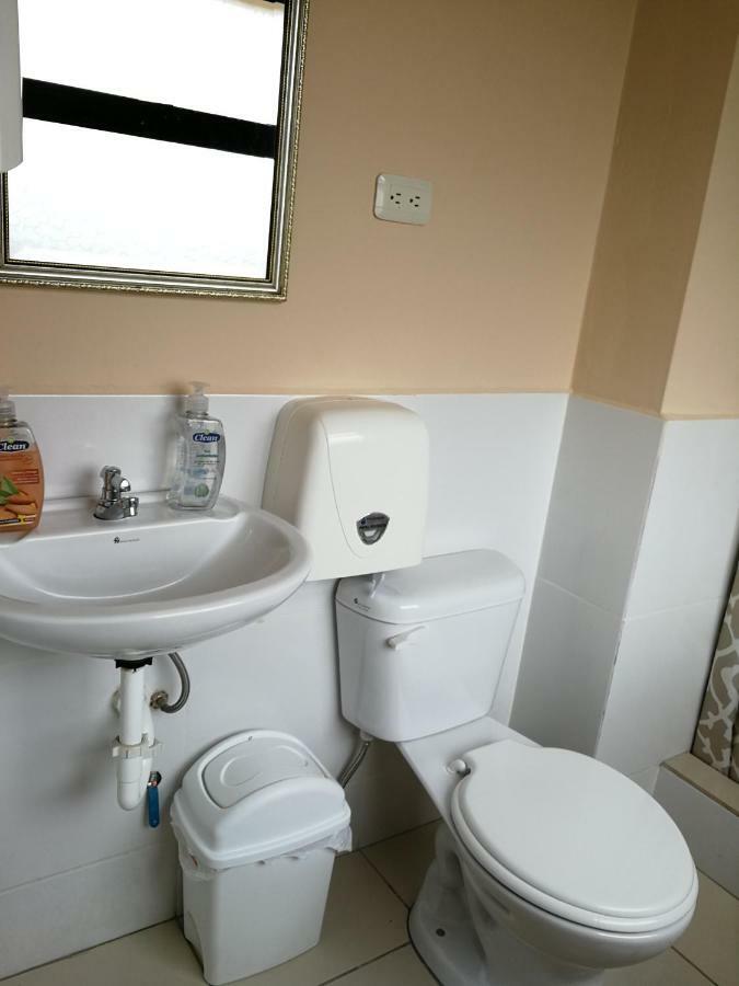 Chapelet Hostal Tababela Exterior foto